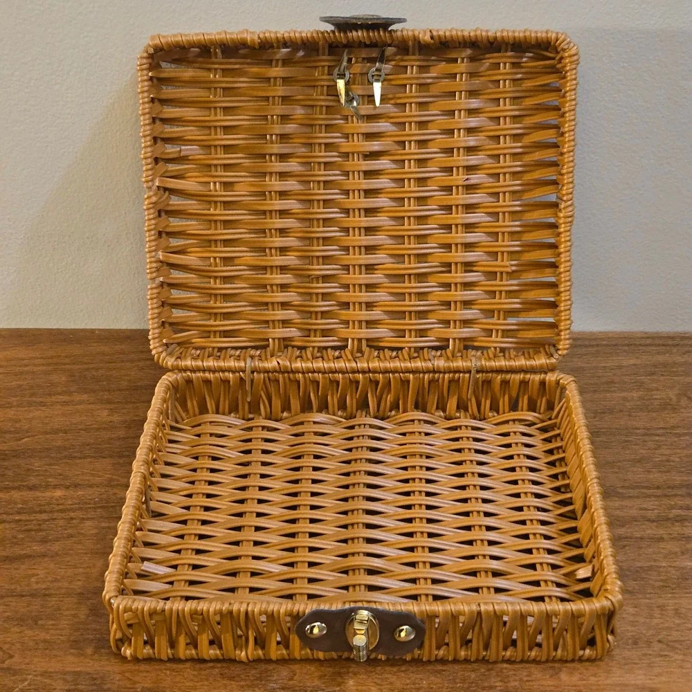 Woven Wicker Storage Box Briefcase Honey Brown Twist Lock Latch Rustic Decor